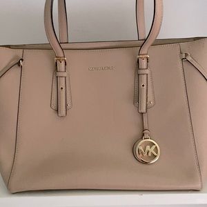 MICHAEL KORS. Barley ever worn light pink large tote bag. Great condition.